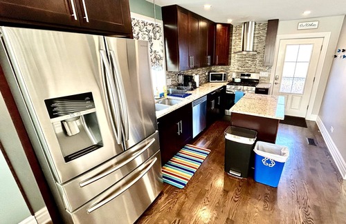 Westchester Maison | PROMO 10% WEEKLY AND 15% MONTHLY! Jacuzzi, King Beds, Easy Access to DT Chicago!