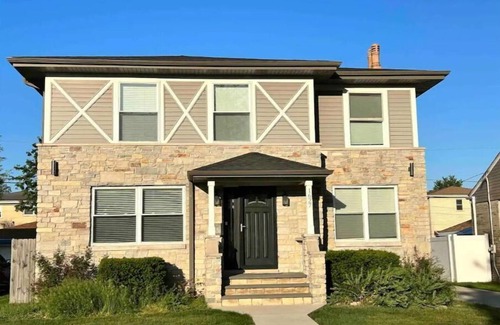 Westchester Maison | PROMO 10% WEEKLY AND 15% MONTHLY! Jacuzzi, King Beds, Easy Access to DT Chicago!