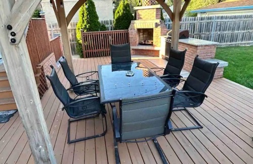 Westchester Maison | PROMO 10% WEEKLY AND 15% MONTHLY! Jacuzzi, King Beds, Easy Access to DT Chicago!