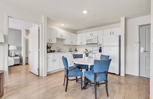 Far North Central Appartement | Properties by Preston I Comfy 2 Bed 2 Bath