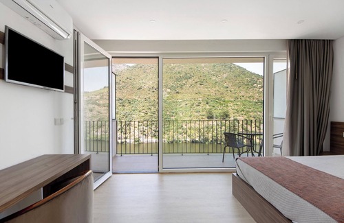 Armamar Station Balnéaire | Property In A Holiday Village 'Quinta Da Pedra Caldeira H' with Mountain View and Air Conditioning