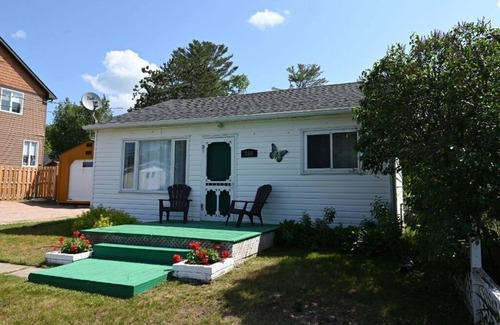 Callander Maison | Property located close to the beach, park, grocery store and restaurants.