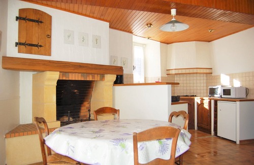 Argein Maison | Propriété avec vaste enclos arboré et vue sur les reliefs alentours.