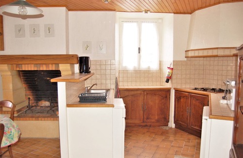 Argein Maison | Propriété avec vaste enclos arboré et vue sur les reliefs alentours.
