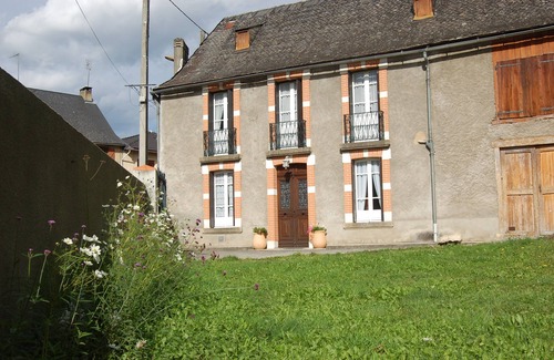 Argein Maison | Propriété avec vaste enclos arboré et vue sur les reliefs alentours.