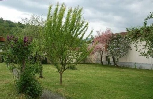 Argein Maison | Propriété avec vaste enclos arboré et vue sur les reliefs alentours.