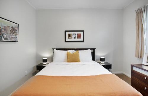 Point Chevalier Maison | Prosper Point Home with BBQ, Patio and Parking