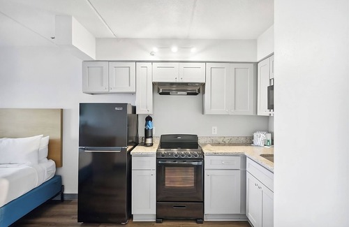 Fort Bay Maison | Proximity at its Best! Gulf View, Full Kitchen, Beachfront Property w/ Pool!
