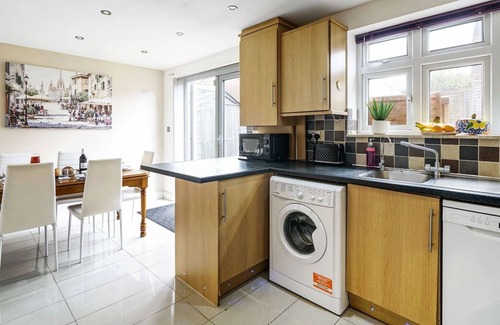 Elstree Maison | Prv-Parking | Jacuzzi Bath | Families / Groups |
