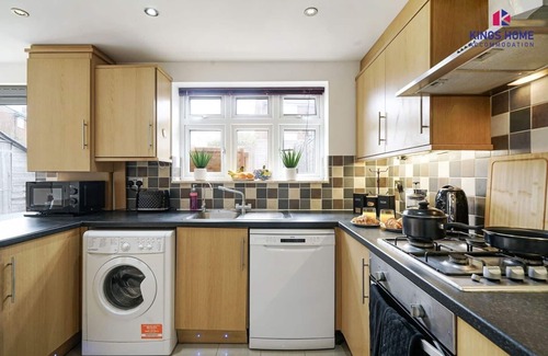Elstree Maison | Prv-Parking | Jacuzzi Bath | Families / Groups |