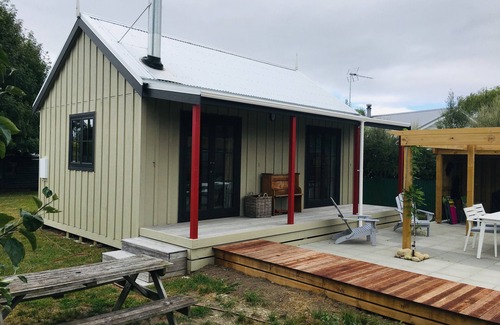 Greytown Cottage | Prvt cottage + cabin + pool on quarter acre section (wood burner, pet friendly)