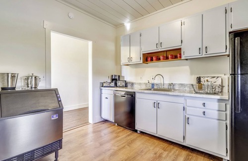 Waterfront Greens Maison | Prvt Rm 9: Prvt bath, gas fireplace, cable TV