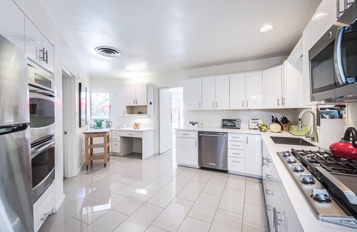Tahquitz River Estates Maison | Mid-Century emblématique: 4BD / 3BA sans vent, piscine, spa, vues et chiens bienvenus!