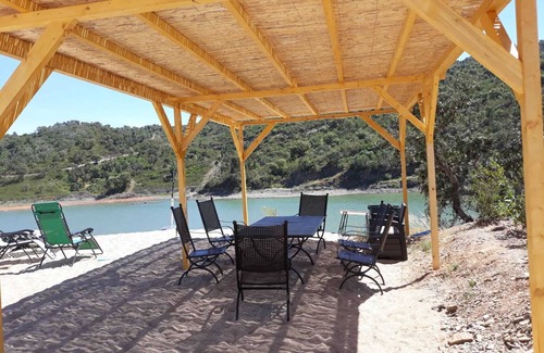 Sao Bartolomeu de Messines Maison | Wooden house on a lake with beach & playground (opt. rental car)