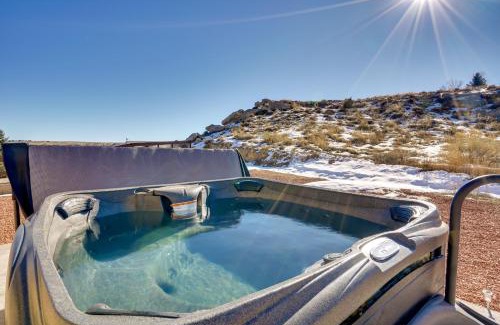 Pueblo West Maison | Pueblo Five Star Pikes Peak View Home with Hot Tub