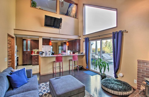Des Moines Maison | Puget Sound Home w/ Beautiful Yard & Deck!