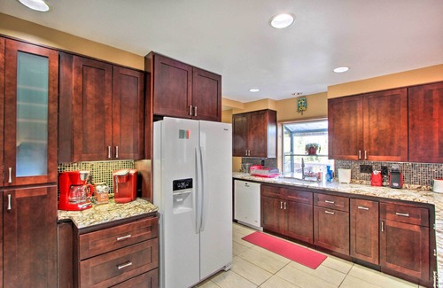 Des Moines Maison | Puget Sound Home w/ Beautiful Yard & Deck!
