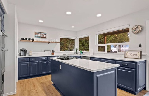 Manchester Maison | Puget Sound Retreat - 4 Bedroom Home w/ Hot Tub