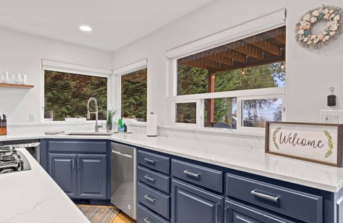 Manchester Maison | Puget Sound Retreat - 4 Bedroom Home w/ Hot Tub