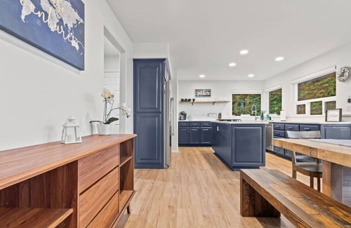Manchester Maison | Puget Sound Retreat - 4 Bedroom Home w/ Hot Tub
