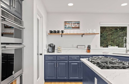 Manchester Maison | Puget Sound Retreat - 4 Bedroom Home w/ Hot Tub