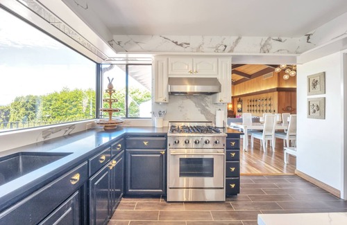 Des Moines Maison | Puget Sound View Stunner in Marina Beach Town