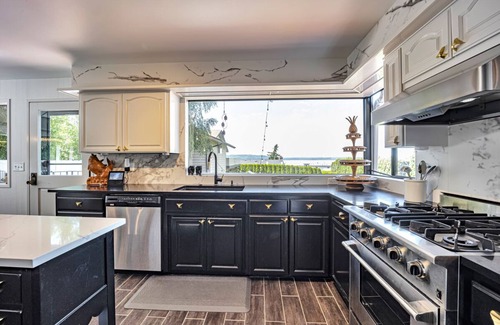 Des Moines Maison | Puget Sound View Stunner in Marina Beach Town