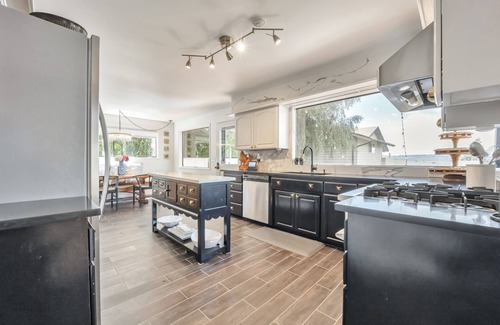 Des Moines Maison | Puget Sound View Stunner in Marina Beach Town