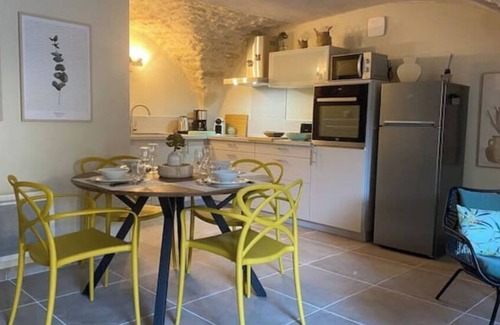 Pujaut Maison | Pujaut, Gard, provence, Avignon, Gîte cœur de village "sous le clocher