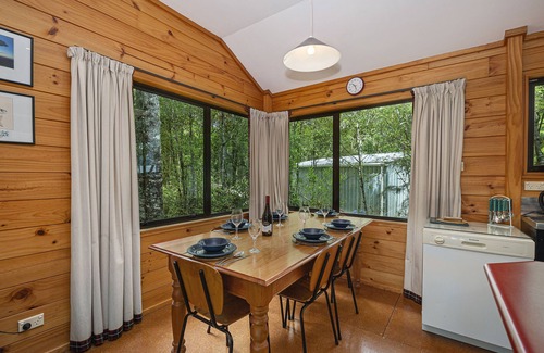 Pukawa Cottage | Puka Lodge (Logement arrière) - Pukawa Bay Holiday Home