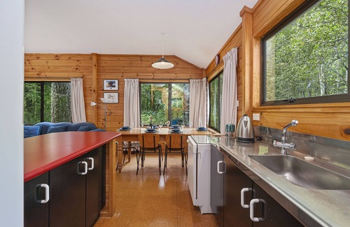 Pukawa Cottage | Puka Lodge (Logement arrière) - Pukawa Bay Holiday Home