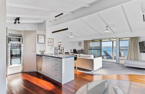 Pukehina Maison | Pukehina Estuary Sunset Views Holiday Home
