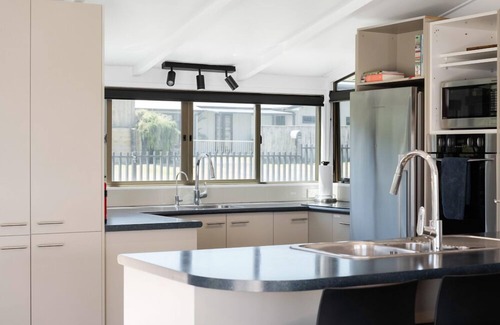 Pukehina Maison | Pukehina Estuary Sunset Views Holiday Home