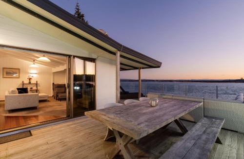 Pukehina Maison | Pukehina Estuary Sunset Views Holiday Home