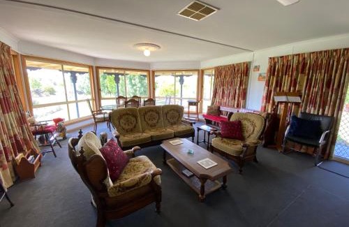 Rutherglen Maison | Pull Up Stumps