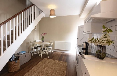 Charlton Appartement | Studio-Suite-Salle de bain et douche-Vue sur Jardin