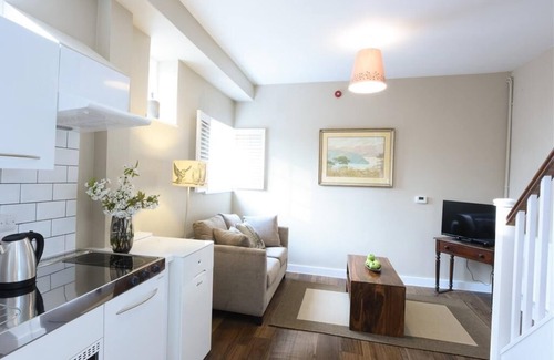 Charlton Appartement | Studio-Suite-Salle de bain et douche-Vue sur Jardin