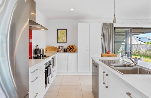 Wharewaka Maison | Puna Rise - Taupo Holiday Home