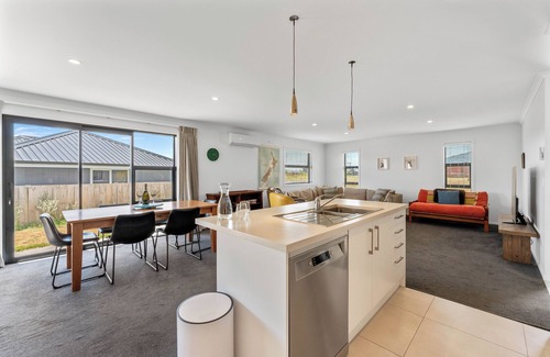 Wharewaka Maison | Puna Rise - Taupo Holiday Home