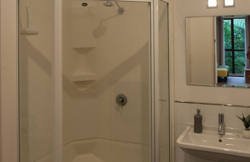 Plimmerton Appartement | Punga Hideaway- Set amongst native bush and birdsong
