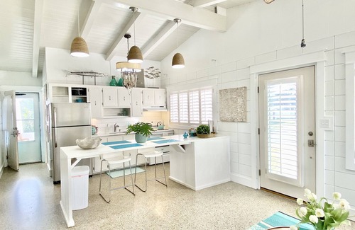 Laguna Beach Estates Maison | Dog Friendly Cottage~Just Remodeled ~4 Doors to the Beach! Spring Specials!