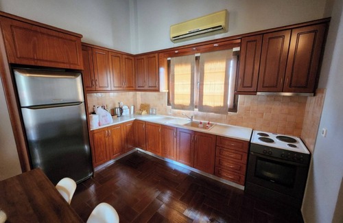 Longos Appartement | Pure relaxation: Well-kept holiday home in Loggos with garden, close to the beac