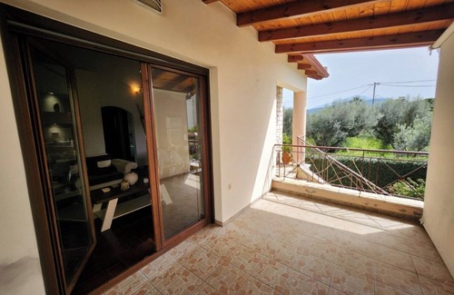 Longos Appartement | Pure relaxation: Well-kept holiday home in Loggos with garden, close to the beac