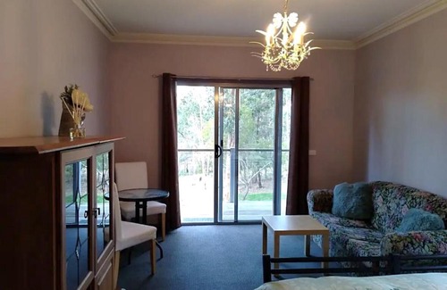 Hepburn Springs Maison | Purple House - corner spa, views and wildlife