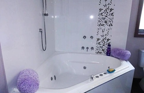 Hepburn Springs Maison | Purple House - corner spa, views and wildlife