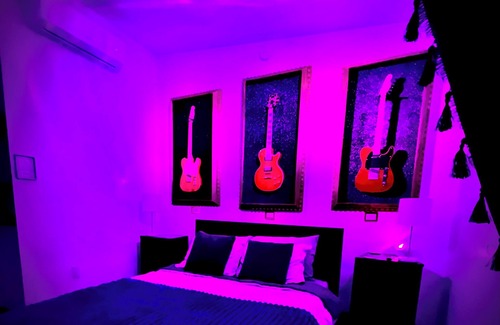 Bearss Plaza Hôtel | Purple Rain Hotel Room with Pool and Hot Tub