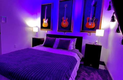 Bearss Plaza Hôtel | Purple Rain Hotel Room with Pool and Hot Tub