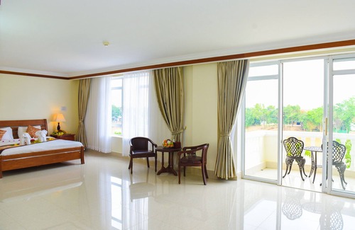 Sampov Meas Hôtel | Pursat Riverside Hotel and Spa