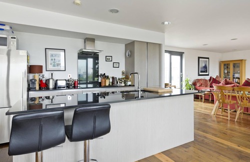 East Putney Appartement | Superb apartment with terrace near the river in Putney by UnderTheDoormat