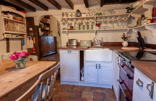 Sudbury Cottage | Putts Cottage hidden away at the end of a cart track, happily lost
